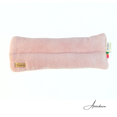 almofada terapêutica retangular rosa em tecido felpudo com etiqueta em couro