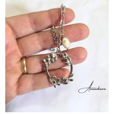 Colar com pendente redondo de folhas em metal prateado e pérola branca