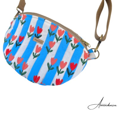 Bolsa de cintura florida com riscas azuis e brancas.