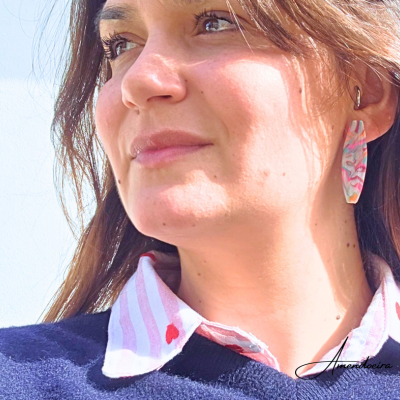 Brincos de acrílico colorido com padrão marmoreado em tons rosa, azul e branco