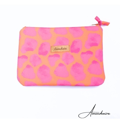 Estojo retangular cor-de-rosa e alaranjado com padrão abstrato e etiqueta Amendoeira