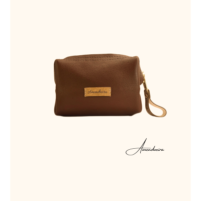 Estojo castanho em material tipo couro com etiqueta Amendoeira