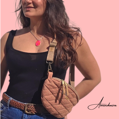 Bolsa pequena cruzada acolchoada castanha clara com fecho dourado e alça bege