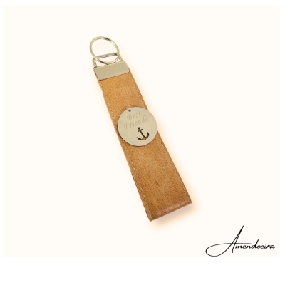 Porta-chaves em pele castanha com placa metálica redonda