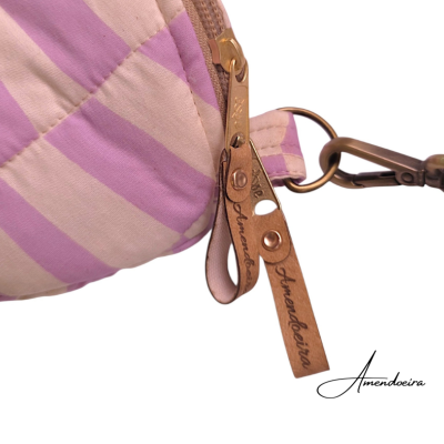 Mala matelassada riscas rosa e creme com puxador de fecho em pele castanha Amendoeira