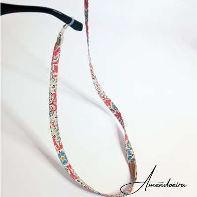 Cordão para óculos floral colorido com assinatura Amendoeira
