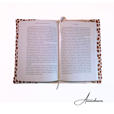 Capa de livro manchada castanha aberta com páginas e fita marcadora