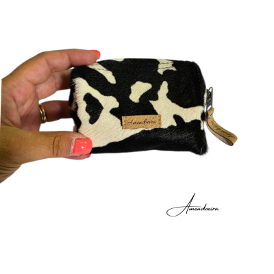 Carteira pequena preta e branca com padrão vaca e fecho metálico