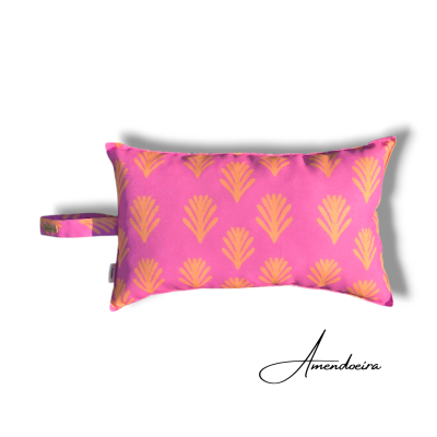 Almofada rosa com padrão dourado de folhas e alça lateral