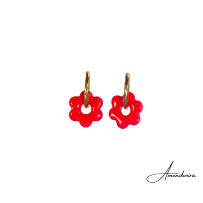 Brincos com pendente de flor vermelha e argola dourada