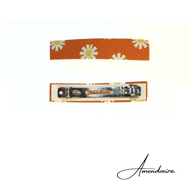 Acessório para cabelo laranja com padrão de margaridas e fecho metálico prateado