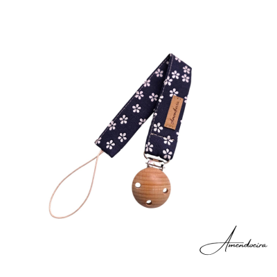 prendedor de chupeta azul escuro com flores brancas e clip de madeira