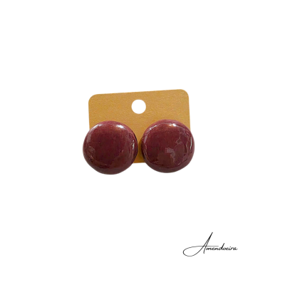 Par de brincos redondos vinho em cartão castanho
