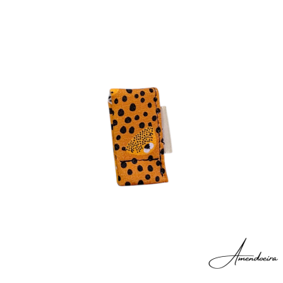 Pack pequeno de tecido laranja com manchas pretas e cabeça de animal estilizada.
