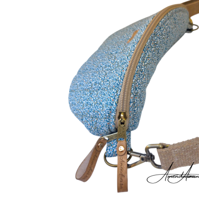 Bolsa saco tecido azul floral com fecho de correr bege e alça castanha