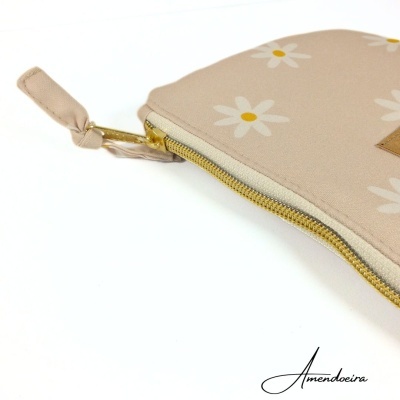 Estojo bege com padrão de flores e fecho dourado