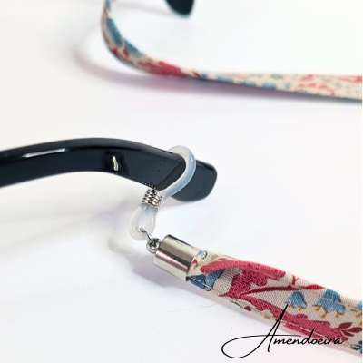 Correia para óculos com padrão floral colorido e fixação metálica prateada
