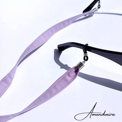 Fita de tecido lilás para óculos com acabamento metálico e armação preta