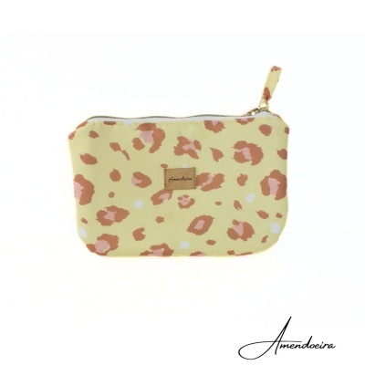 Bolsa pequena amarela com padrão de manchas e fecho dourado