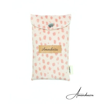 Estojo tecido com padrão bolinhas cor-de-rosa e etiqueta Amendoeira