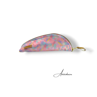 Estojo colorido com padrão abstrato e fecho dourado