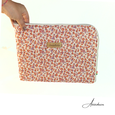 Bolsa estojo com padrão animal print e etiqueta Amendoeira