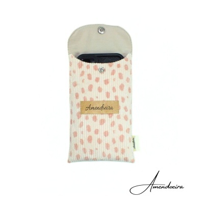 Estojo branco com pontos cor de rosa e etiqueta Amendoeira
