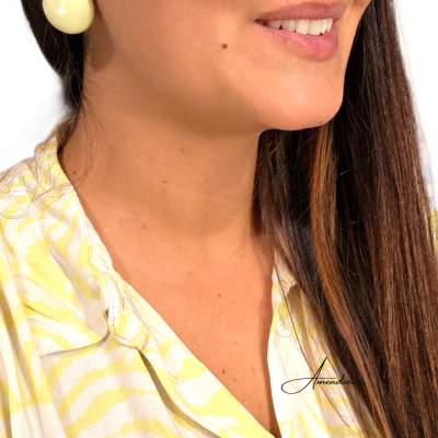 Brincos redondos creme e camisa amarela com riscas brancas
