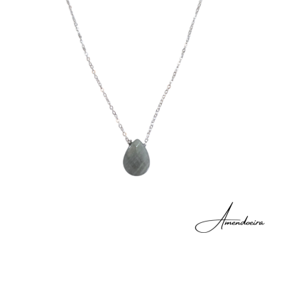 Colar com pendente de pedra cinzenta em forma de gota