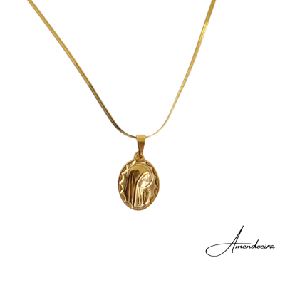 Colar dourado com pendente religioso oval em fundo branco