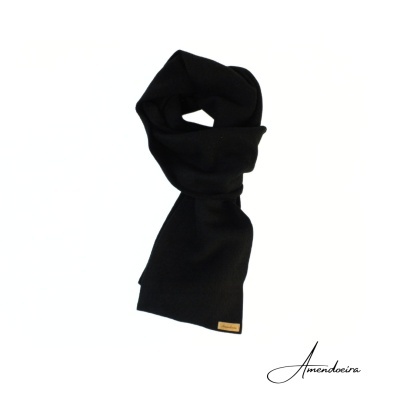 Cachecol preto macio com etiqueta castanha