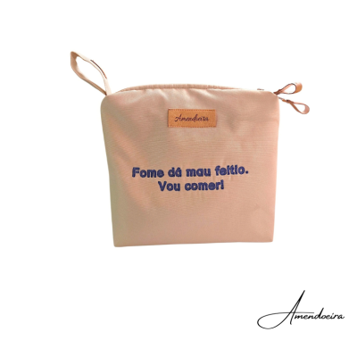Bolsa bege com alça e texto bordado azul Fome dá mau feitio. Vou comer!
