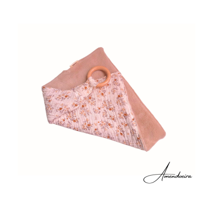 Cobertor de bebé rosa com padrão floral e anel de madeira