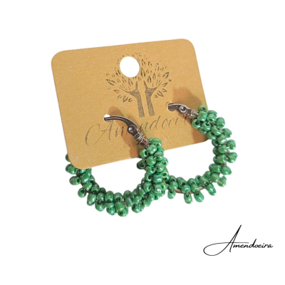 Brincos de argola com contas verdes e detalhe metálico
