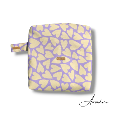 Almofada quadrada com padrão de corações amarelos sobre fundo lilás