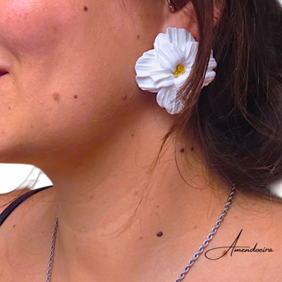 Brincos florais brancos grandes com colar prateado
