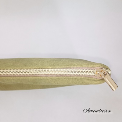 Estojo verde amendoado com fecho de correr creme e dourado, palavra Amendoeira no canto