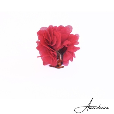 Prendedor de cabelo com flores vermelhas em tecido