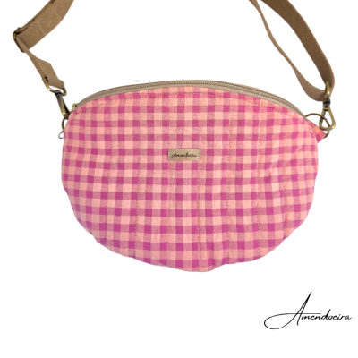 mala tiracolo xadrez rosa e bege com alça castanha