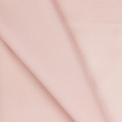 Tecido rosa claro com textura lisa e diagonal dobrado