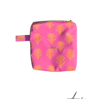 Bolsa rosa com padrão amarelo alaranjado e fecho zip