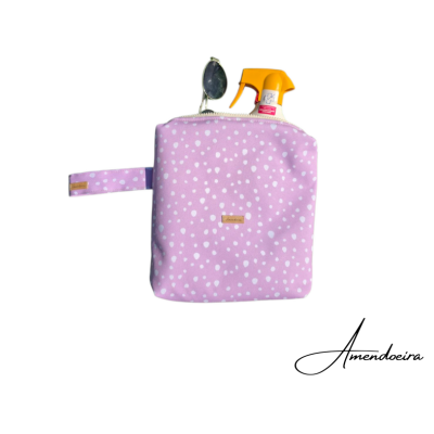 Bolsa lilás com manchas brancas e spray amarelo