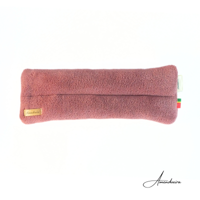 Estojo retangular rosa velho em tecido felpudo com etiqueta de couro e fitas coloridas