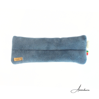 Estojo azul macio com etiqueta Amendoeira em fundo branco