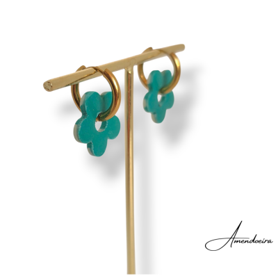 Brincos de argola dourada com pendentes em forma de cruz verde azulada