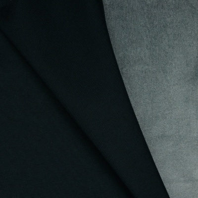 Tecidos preto e cinza dobrados com textura lisa.