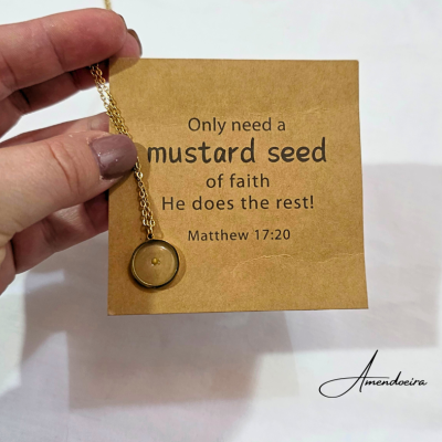 Colar dourado com pendente redondo e semente, cartolina com texto