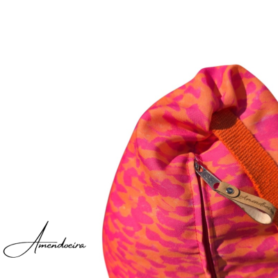 Mochila ou saco de tecido cor-de-rosa e laranja com alça laranja e etiqueta Amendoeira no fecho