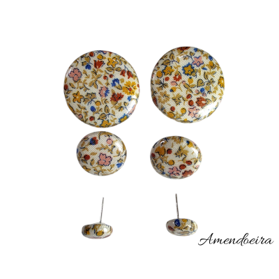 Quatro botões florais coloridos sobre fundo branco com texto Amendoeira