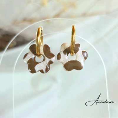 Brincos de argola dourada com pendente em flor marmoreada castanha e bege.
